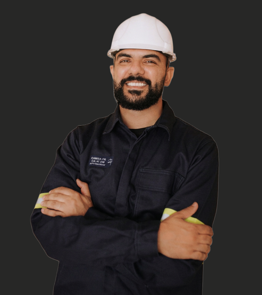 Filipe Fraga, professor do curso, com capacete de segurança e uniforme industrial