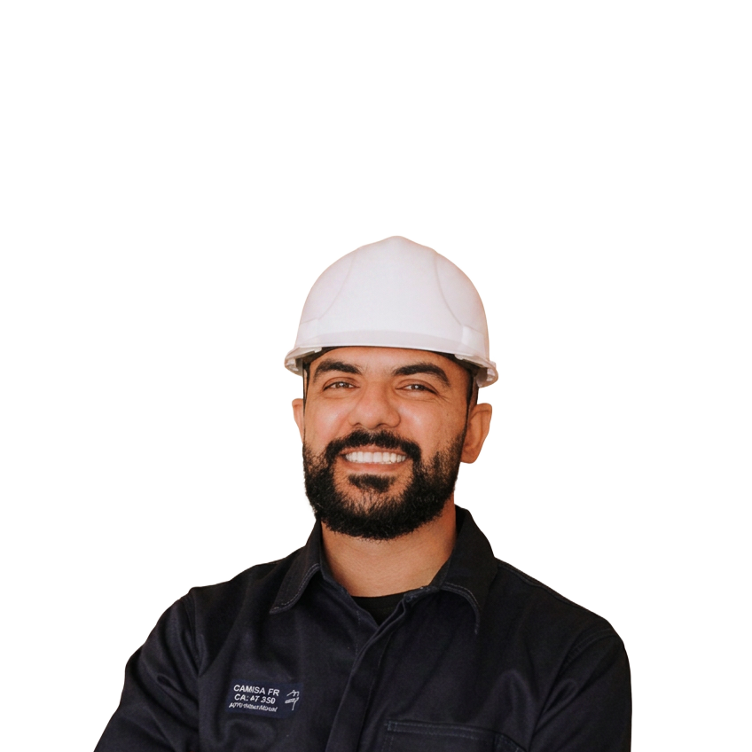 Filipe Fraga, professor do curso, com capacete de segurança e uniforme industrial